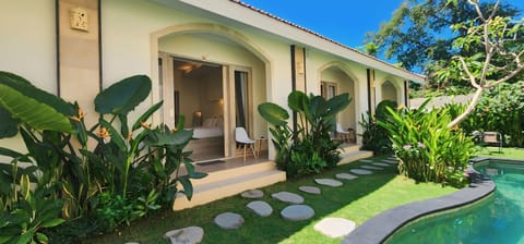 Property building, Patio, Day, Garden