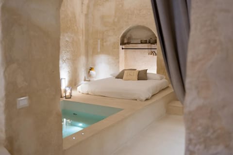 Photo of the whole room, Bedroom, Pool view