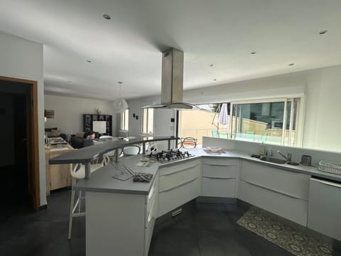 Kitchen or kitchenette, dishwasher, stove