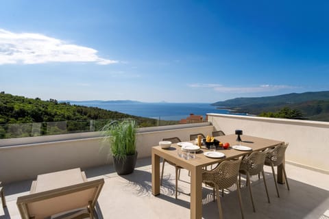 Natural landscape, View (from property/room), Balcony/Terrace, Balcony/Terrace, Seating area, Dining area