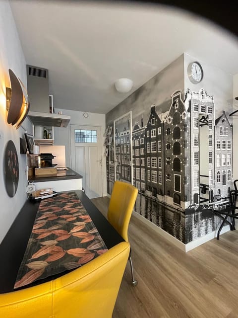 Kitchen or kitchenette, Seating area
