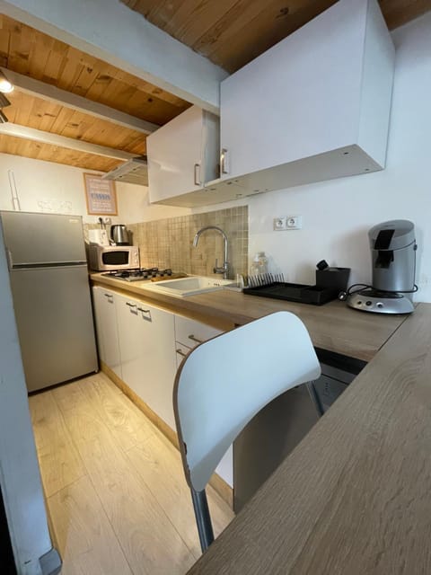 Kitchen or kitchenette, dishwasher