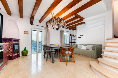 Kitchen or kitchenette, Living room, Seating area, Dining area