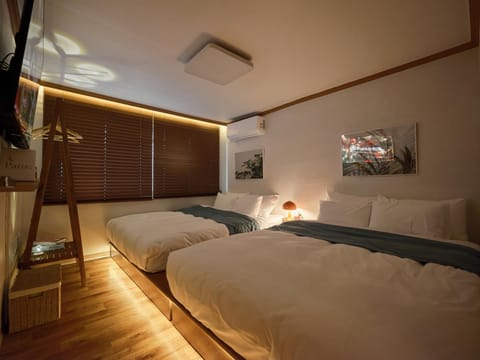 Bed, air conditioner