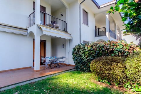 Property building, Garden, Balcony/Terrace