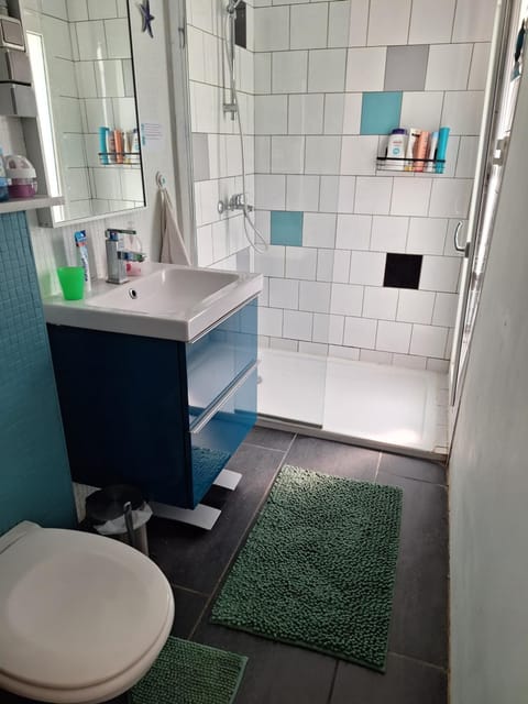 Shower, Toilet, Bathroom