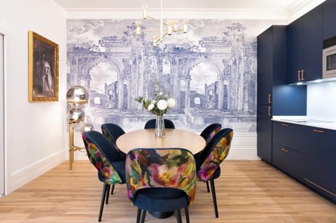 Kitchen or kitchenette, Dining area