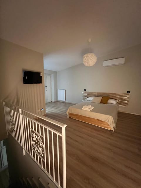 Bed, TV and multimedia, Photo of the whole room, Evening entertainment, air conditioner