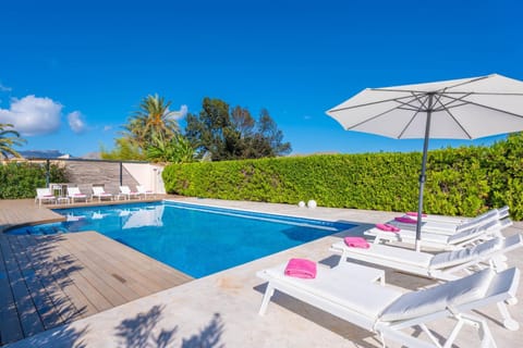 Swimming pool, sunbed