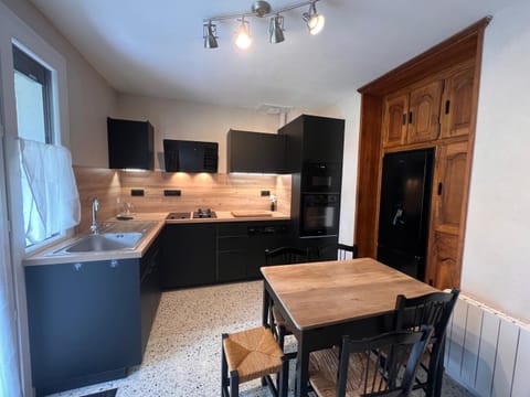 Kitchen or kitchenette, Dining area, pet friendly, stove