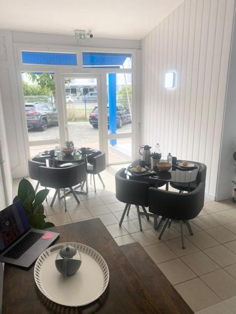 Restaurant/places to eat, Seating area, Dining area