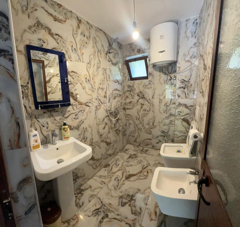 Kulla e Lulash Keqit Theth Bed and Breakfast in Montenegro