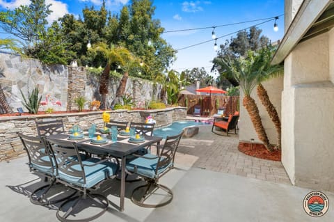 Charming Coastal Escape Resort-Style Walk-In Spa House in Vista