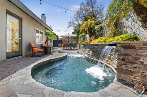 Charming Coastal Escape Resort-Style Walk-In Spa House in Vista