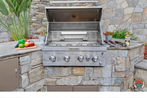 Charming Coastal Escape Resort-Style Walk-In Spa House in Vista