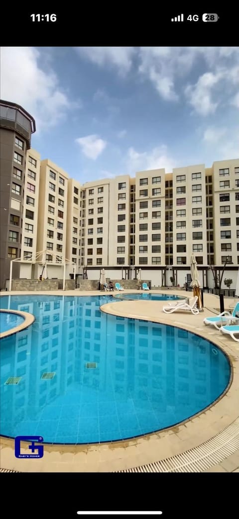 Property building, Day, Swimming pool, sunbed