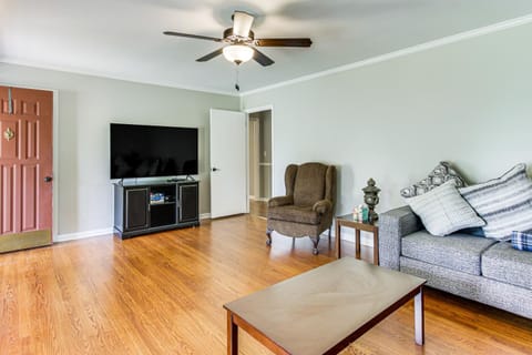 Florence Family Home with Dog-Friendly Yard House in Florence