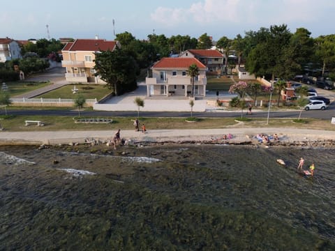 Bird's eye view, Location