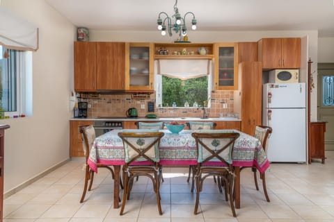 Restaurant/places to eat, Dining area, dishwasher, minibar, pet friendly, stove, toaster