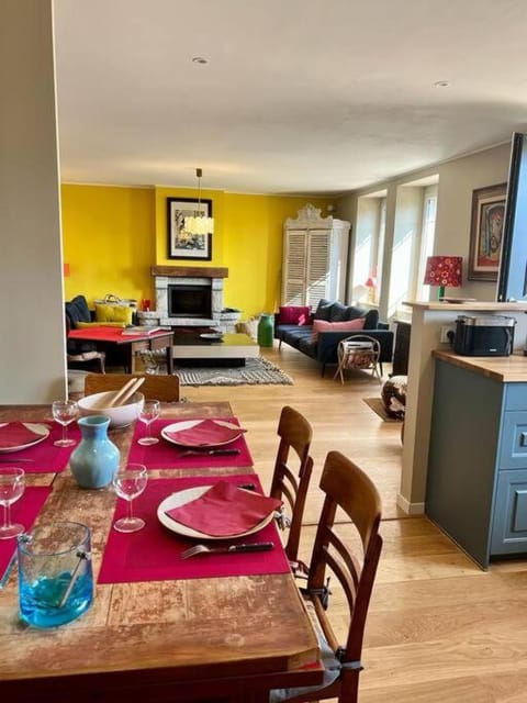 Kitchen or kitchenette, Living room, Seating area, Dining area, pet friendly