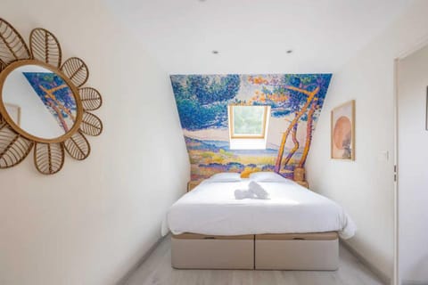 Bed, Photo of the whole room, Decorative detail, Bedroom, towels