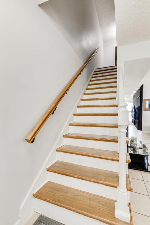 2 BDR with Free Parking! 2M to Broadway! Apartment in Nashville