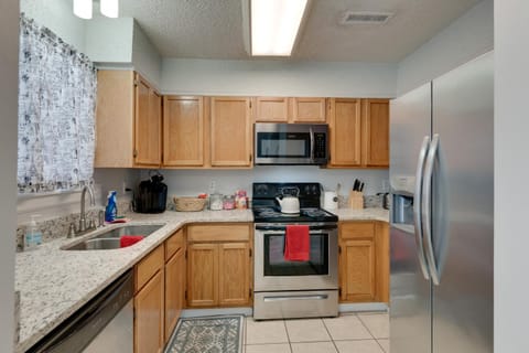 2 BDR with Free Parking! 2M to Broadway! Apartment in Nashville