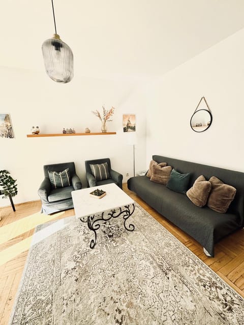Bed, Living room, Photo of the whole room, Seating area, Bedroom