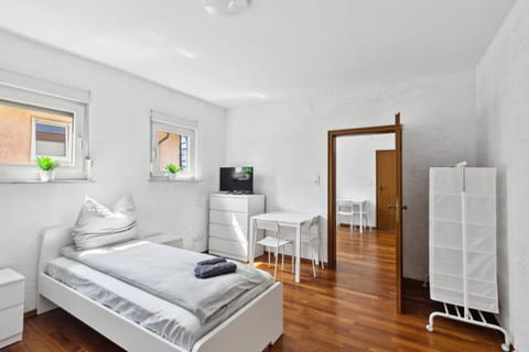 Bed, TV and multimedia, Photo of the whole room, Seating area, towels, wardrobe
