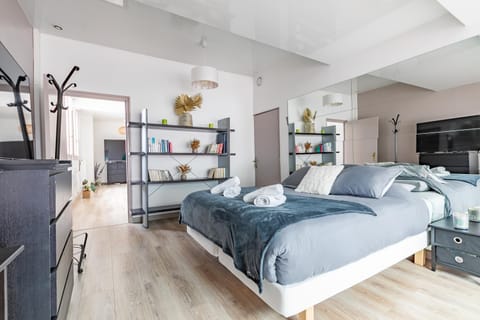 Photo of the whole room, Bedroom