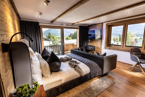Nearby landmark, Neighbourhood, TV and multimedia, Balcony/Terrace, Seating area, Bedroom, Lake view, Mountain view, locker