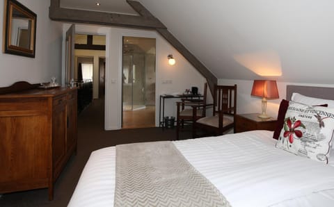 Shower, Toilet, Coffee/tea facilities, Photo of the whole room, Seating area, Bedroom