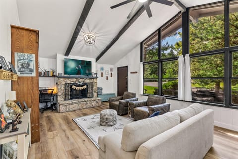 Communal lounge/ TV room, TV and multimedia, Kitchen or kitchenette, Living room, Seating area, Evening entertainment, fireplace