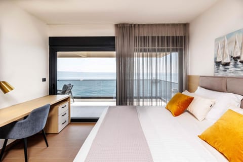 Photo of the whole room, Sea view