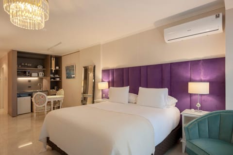 Bed, Photo of the whole room, Bedroom, air conditioner