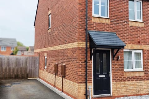 Large 3-Bed House VAT Invoices & Parking - Ideal for Contractors House in Stafford