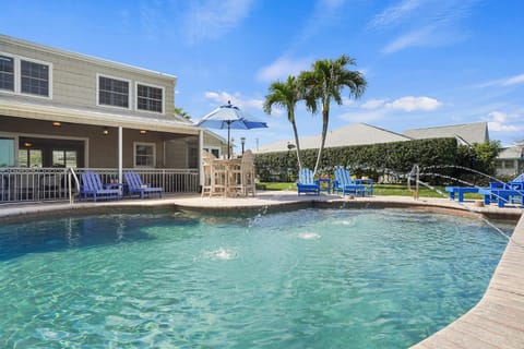 Property building, Patio, Balcony/Terrace, Swimming pool, sunbed