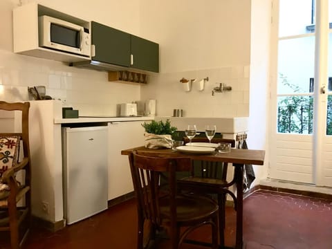 Kitchen or kitchenette, Dining area, toaster