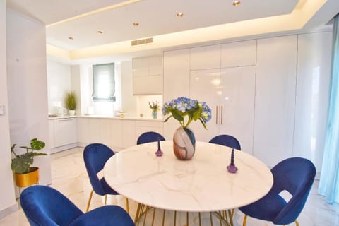 Kitchen or kitchenette, Living room, Seating area, Dining area