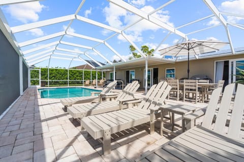 Hot Tub, Balcony/Terrace, Dining area, Pool view, Swimming pool, sunbed