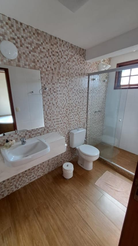 Shower, Toilet, Bathroom, Bath, towels