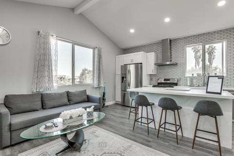 2 Mi to Downtown Escondido Apt with Balconies Apartment in San Marcos