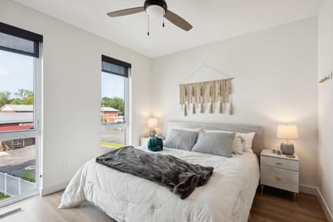 New Modern Townhome with Rooftop Patio townhouse House in Iowa City