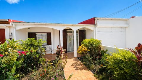 Property building, Facade/entrance, Garden, Balcony/Terrace, Garden view