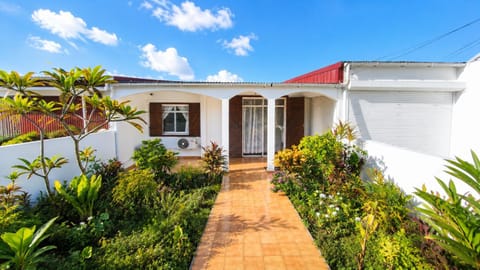 Property building, Facade/entrance, Garden, Garden view
