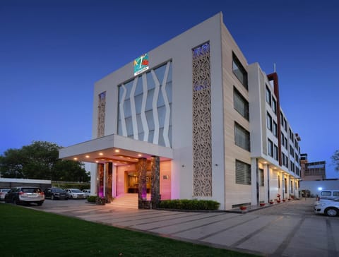 Property building, Facade/entrance, Parking