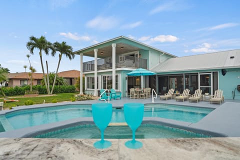 Property building, Patio, Day, Hot Tub, Balcony/Terrace, Spa and wellness centre/facilities, Pool view, Swimming pool, Sports, sunbed