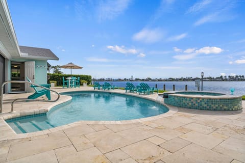 Property building, Patio, Hot Tub, Balcony/Terrace, Spa and wellness centre/facilities, Lake view, Swimming pool, sunbed
