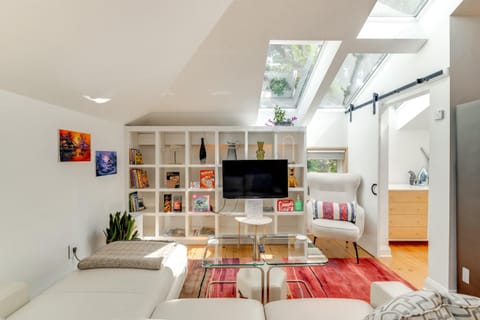 Pet-Friendly Minneapolis Studio Walk to Lake! Apartment in Minneapolis