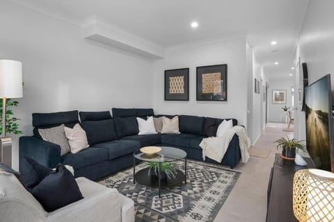 Communal lounge/ TV room, TV and multimedia, Living room, Seating area, Evening entertainment